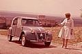 Schon damals konnte der Herr aus Paris mit einem säuselnden 2CV die Schönheiten der Provinz erleben. Foto: PSA/dpp-AutoReporter